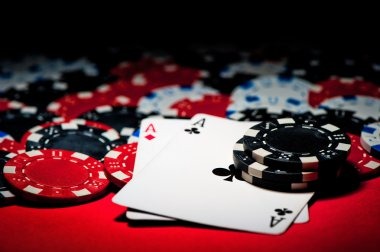 Studio live-dealer vrif menampilkan meja Dragon Tiger dengan dealer profesional dan kamera multi-sudut